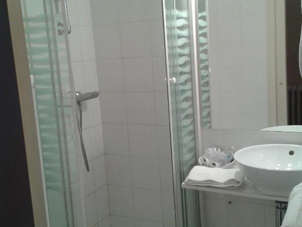 Kyriad Saumur Hyper Centre Hôtel Appartements et SPA soins Sothys Paris : photo 2 de la chambre chambre lits jumeaux classique