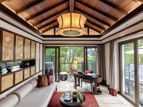 Banyan Tree Chongqing Beibei : photo 5 de la chambre double pool king villa-2 living room