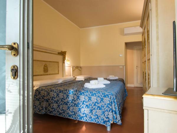 Relais Tiffany : photo 1 de la chambre chambre triple - vue sur jardin