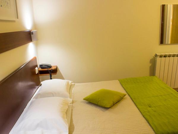 Hotel Estoril Porto : photo 1 de la chambre chambre triple avec balcon et vue sur le jardin