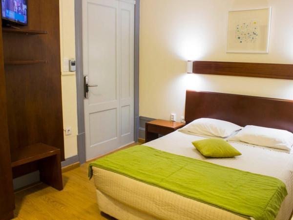 Hotel Estoril Porto : photo 4 de la chambre chambre triple avec balcon et vue sur le jardin