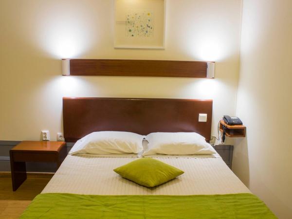 Hotel Estoril Porto : photo 5 de la chambre chambre triple avec balcon et vue sur le jardin