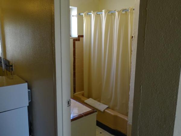 Downtown Inn : photo 4 de la chambre chambre lit king-size