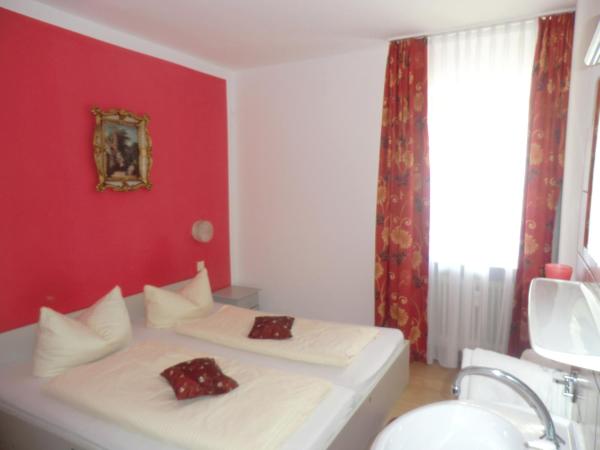 Hotel Pension Haydn : photo 1 de la chambre chambre triple avec toilettes communes