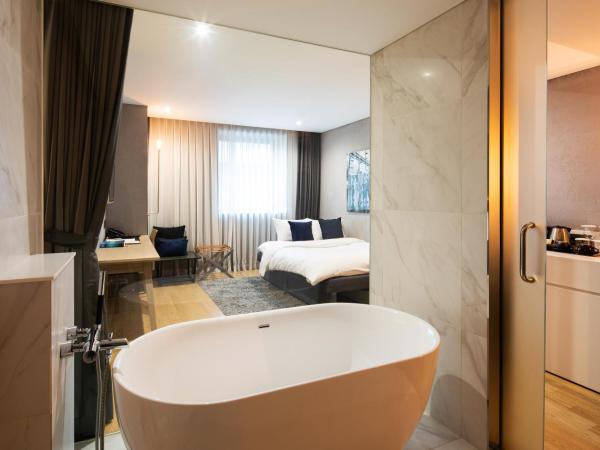 Hotel28 Myeongdong : photo 6 de la chambre suite d'angle avec canapé-lit