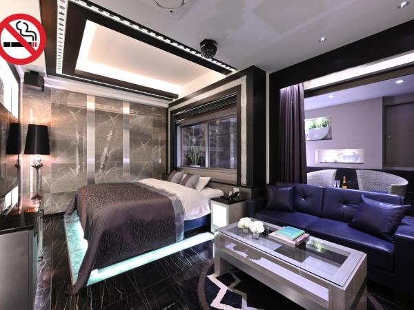 HOTEL VARKIN ANNEX : photo 9 de la chambre chambre lit king-size - vue sur jardin