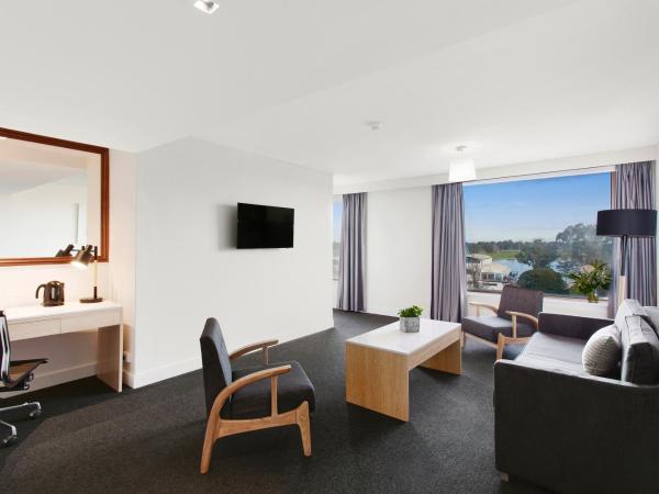 Mercure Melbourne Albert Park : photo 1 de la chambre suite king 1 chambre avec vue sur le lac