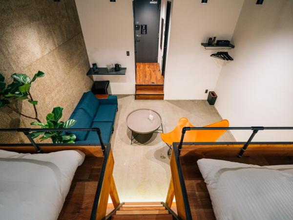 ZONK HOTEL Nakasu-Deaibashi : photo 5 de la chambre deluxe room with shower (4 double beds and 1 sofa) - non-smoking - no cleaning for consecutive night stays