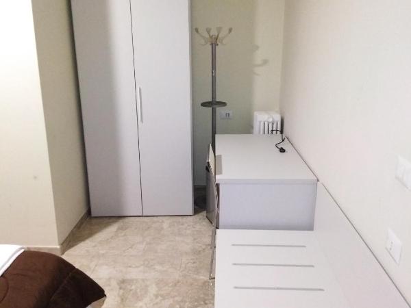 Hotel Emmy : photo 5 de la chambre chambre triple avec salle de bains privative