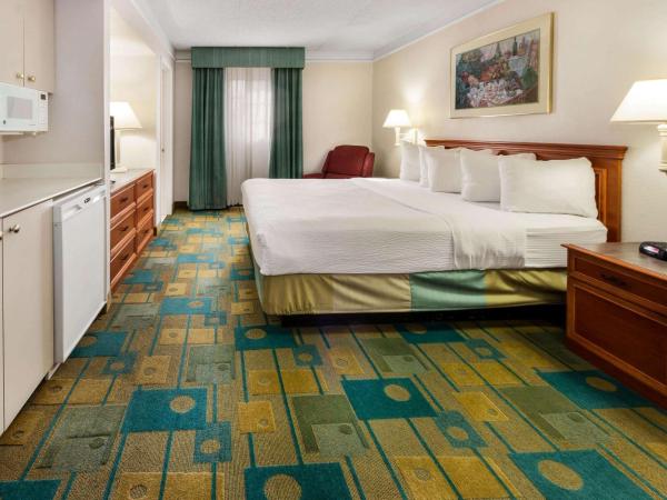 La Quinta Inn by Wyndham Albuquerque Northeast : photo 4 de la chambre suite lit king-size – non-fumeurs