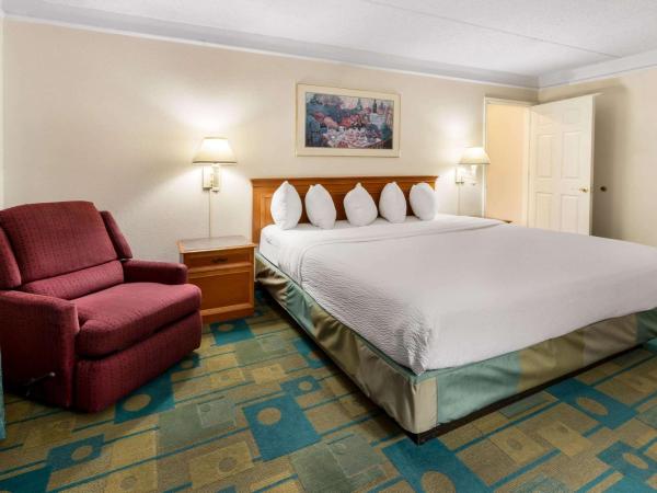 La Quinta Inn by Wyndham Albuquerque Northeast : photo 5 de la chambre suite lit king-size – non-fumeurs