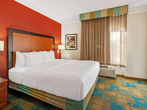 La Quinta by Wyndham Albuquerque West : photo 3 de la chambre suite lit king-size pour personnes à mobilité réduite/malentendantes - non-fumeurs