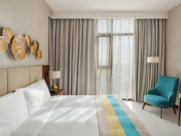 Holiday Inn Dubai Al-Maktoum Airport, an IHG Hotel : photo 2 de la chambre chambre king standard avec vue sur ville