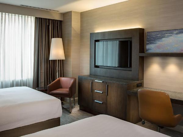 Hyatt Centric Chicago Magnificent Mile : photo 4 de la chambre chambre avec 2 lits queen-size et douche accessible aux personnes à mobilité réduite