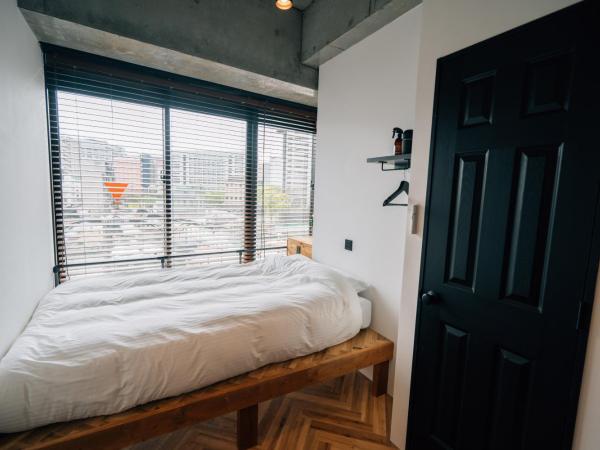 ZONK HOTEL Nakasu-Deaibashi : photo 1 de la chambre standard room with river view (1 double bed) - non-smoking - no cleaning for consecutive night stays