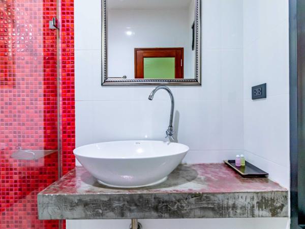 The Pool Resort : photo 5 de la chambre chambre lit king-size - vue sur piscine