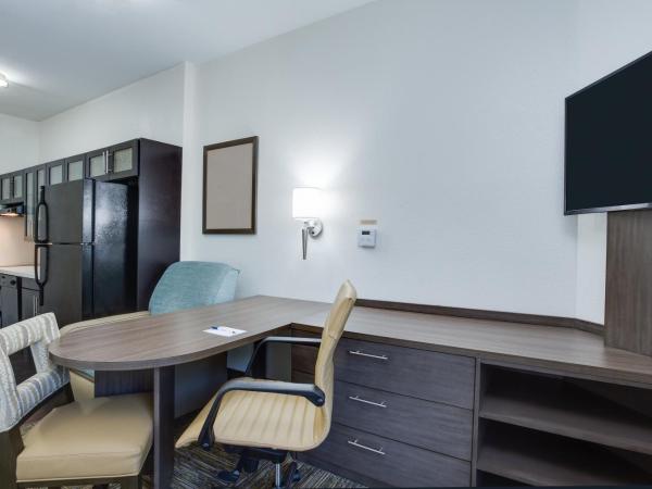 Candlewood Suites Fort Lauderdale Airport-Cruise, an IHG Hotel : photo 2 de la chambre suite lit queen-size avec bain à remous - accessible aux personnes malentendantes - non-fumeurs