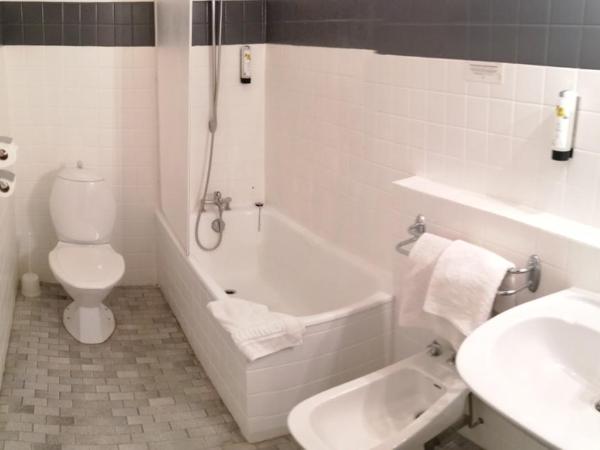 Logis Hôtel Saint Jacques : photo 6 de la chambre chambre triple