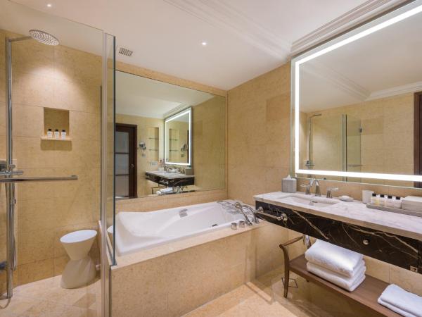 The Fullerton Hotel Singapore : photo 2 de la chambre chambre club straits cour