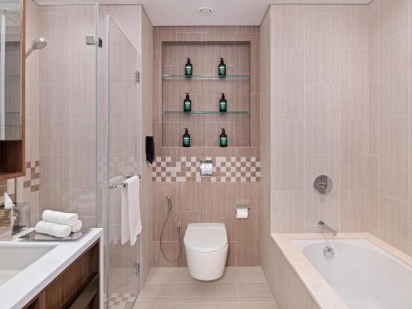 Staybridge Suites Dubai Al-Maktoum Airport, an IHG Hotel : photo 4 de la chambre suite 1 chambre lit king-size - vue sur piscine - non-fumeurs