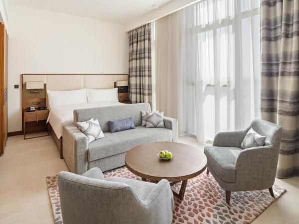 Staybridge Suites Dubai Al-Maktoum Airport, an IHG Hotel : photo 1 de la chambre suite studio lit king-size - vue sur ville