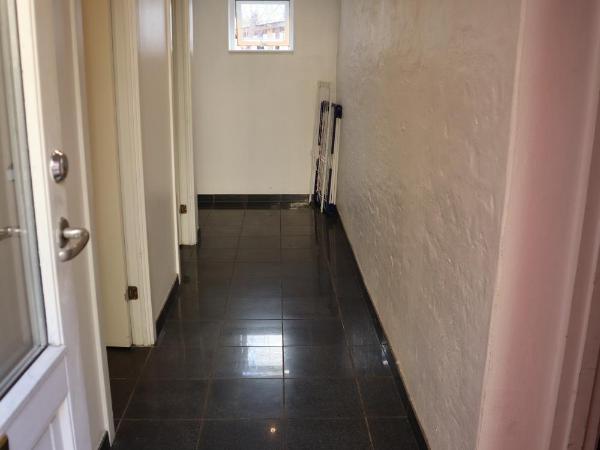 Rooms in quiet Yellow Courtyard Apartment : photo 2 de la chambre chambre lits jumeaux standard avec salle de bains commune