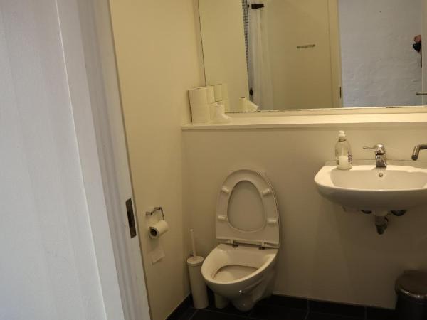 Rooms in quiet Yellow Courtyard Apartment : photo 3 de la chambre chambre lits jumeaux standard avec salle de bains commune