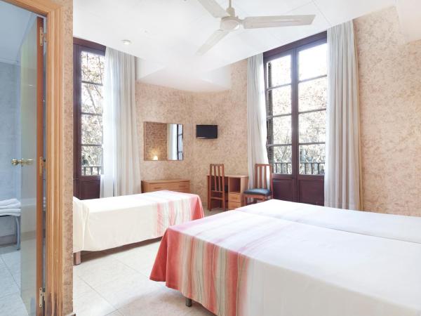 HOTEL FORNOS - Barcelona : photo 2 de la chambre chambre triple