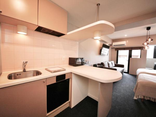 ZONK HOTEL Nakasu : photo 8 de la chambre standard room (two small double beds) with kitchen - non-smoking - no cleaning for consecutive night stays