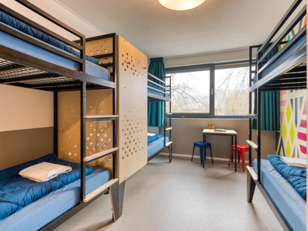 Stayokay Hostel Maastricht : photo 6 de la chambre chambre 6 personnes avec salle de bains privative et douche