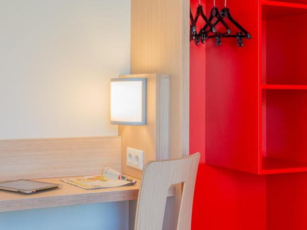 Première Classe La Rochelle Centre - Les Minimes : photo 3 de la chambre chambre triple - 3 lits simples