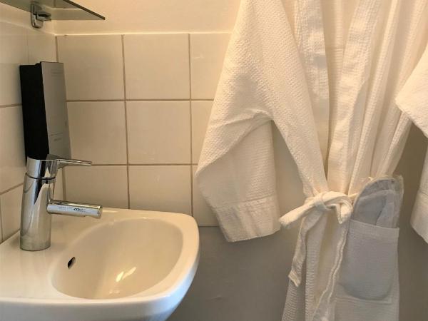 Akademihotellet : photo 7 de la chambre chambre double avec salle de bains commune