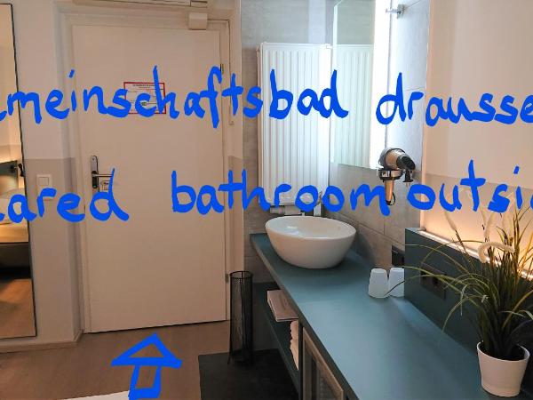 Pension Elisabeth - Rooms & Apartments : photo 1 de la chambre chambre double avec salle de bains commune