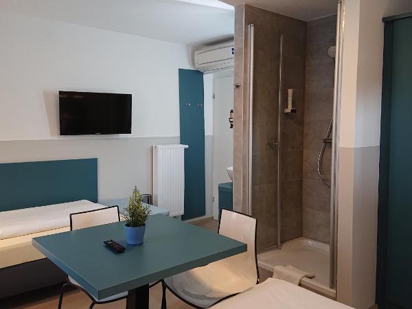 Pension Elisabeth - Rooms & Apartments : photo 4 de la chambre chambre triple avec salle de bains commune