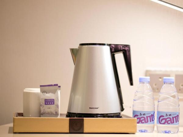 Lavande Hotels·Shenzhen North Railway Station Longhua Yicheng Center : photo 1 de la chambre chambre lit king-size de luxe