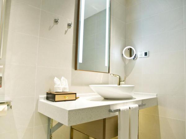 Lavande Hotels·Shenzhen North Railway Station Longhua Yicheng Center : photo 2 de la chambre chambre lit king-size de luxe