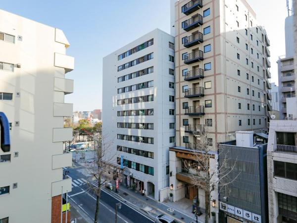 WeBase Hakata Hostel : photo 8 de la chambre chambre lit king-size avec salle de bains commune