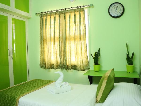 Hotel NKC Airport : photo 7 de la chambre chambre lits jumeaux standard - vue sur montagne