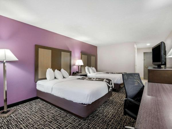 La Quinta Inn by Wyndham North Myrtle Beach : photo 1 de la chambre chambre avec 2 grands lits queen-size