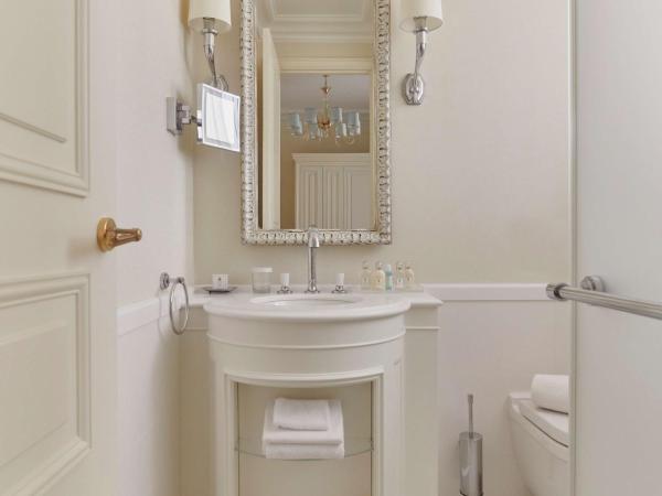 Hôtel du Palais Biarritz, in The Unbound Collection by Hyatt : photo 2 de la chambre chambre lit king-size avec vue sur la plage