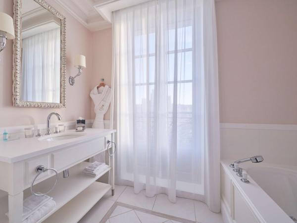 Hôtel du Palais Biarritz, in The Unbound Collection by Hyatt : photo 4 de la chambre chambre lit king-size avec vue sur la plage