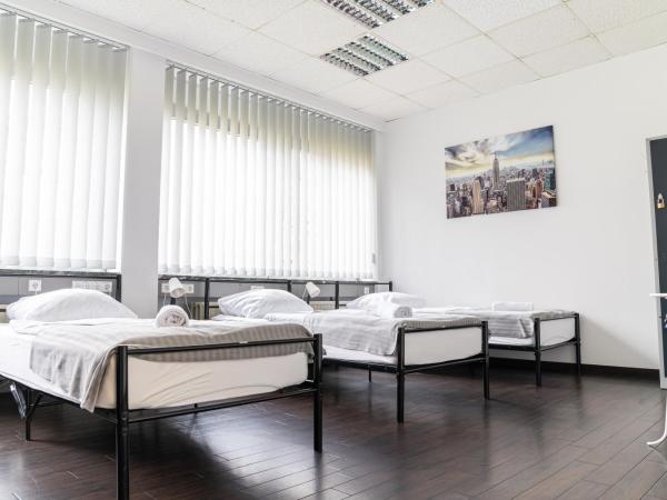 Hostel Messe Laatzen : photo 2 de la chambre chambre triple avec salle de bains commune