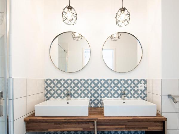 Le Couvent - Hostel : photo 5 de la chambre chambre quadruple deluxe