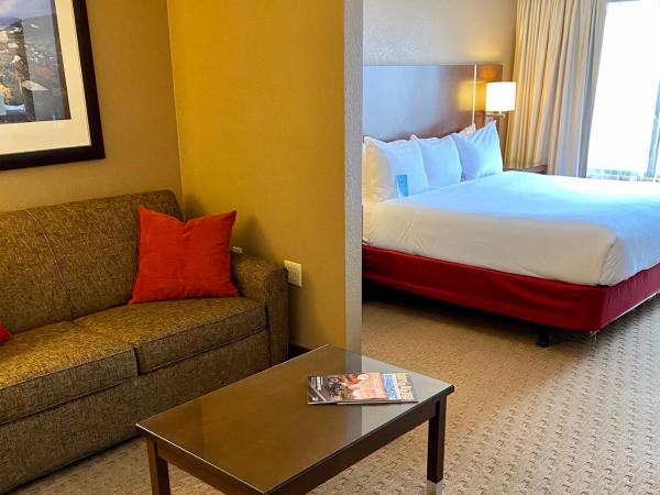 Radisson Hotel Colorado Springs Airport : photo 1 de la chambre chambre lit king-size avec douche accessible en fauteuil roulant