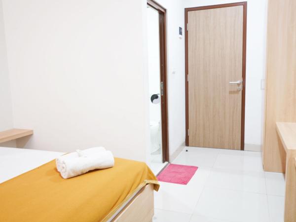 UROOMS Tanah Abang : photo 3 de la chambre chambre double standard