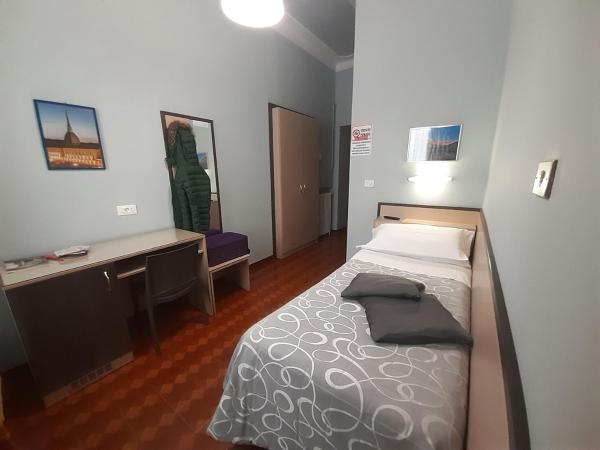 Albergo in Centro : photo 7 de la chambre chambre simple avec salle de bains