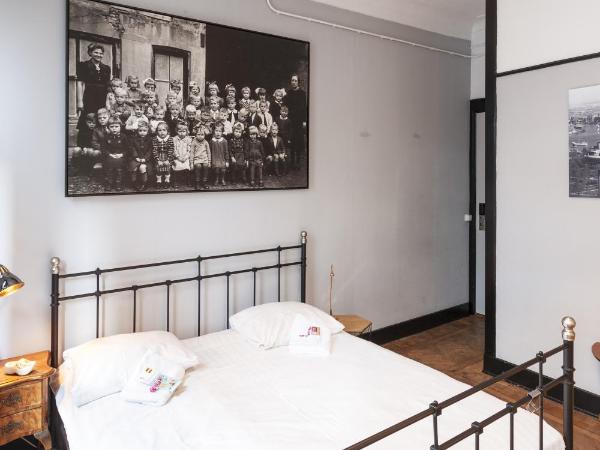 Hostel ROOM Rotterdam : photo 2 de la chambre chambre double avec salle de bains