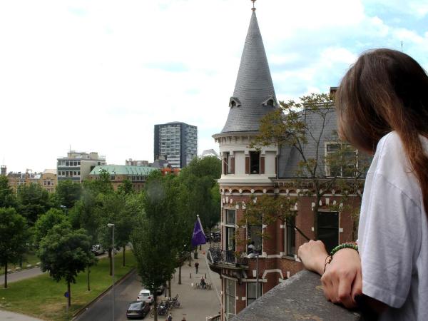 Hostel ROOM Rotterdam : photo 1 de la chambre chambre familiale avec balcon et salle de bains commune