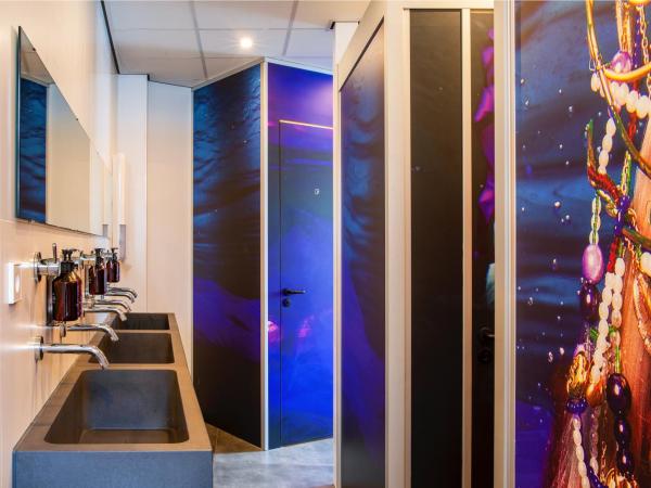 Bunk Hotel Utrecht : photo 4 de la chambre capsule bunk pour 1 personne dans dortoir commun