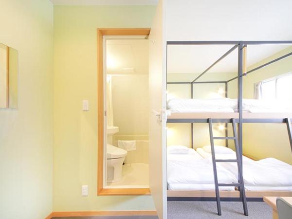 R Star Hostel Kyoto : photo 2 de la chambre chambre quadruple avec salle de bains privative